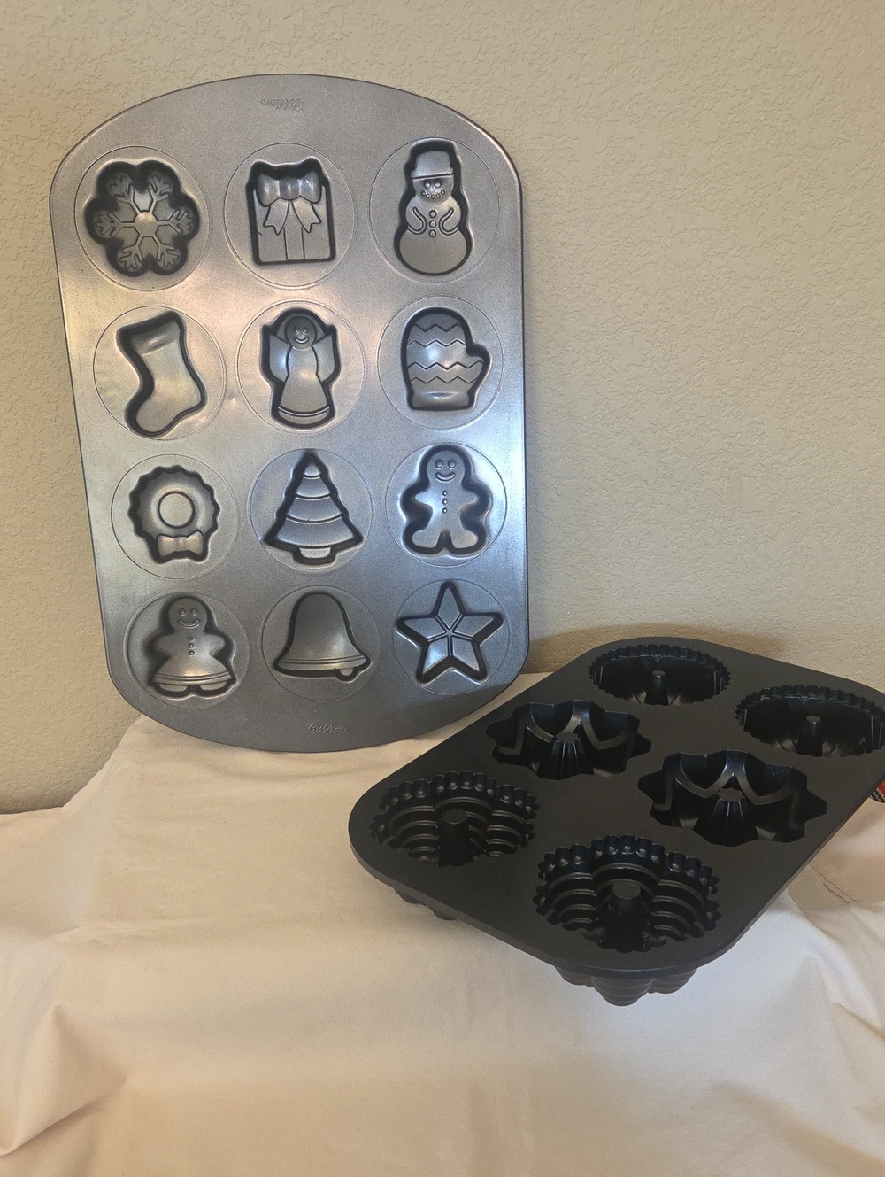 Nordic Ware/Wilton Holiday Shaped Nonstick Bake Pan Set - Silver & Black